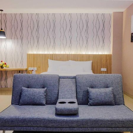 Front One Hotel Sragen 外观 照片