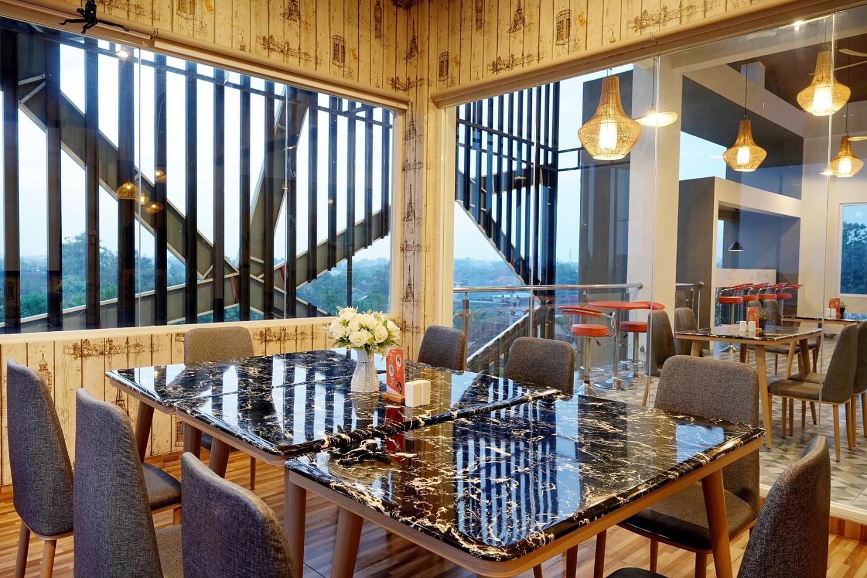 Front One Hotel Sragen 外观 照片