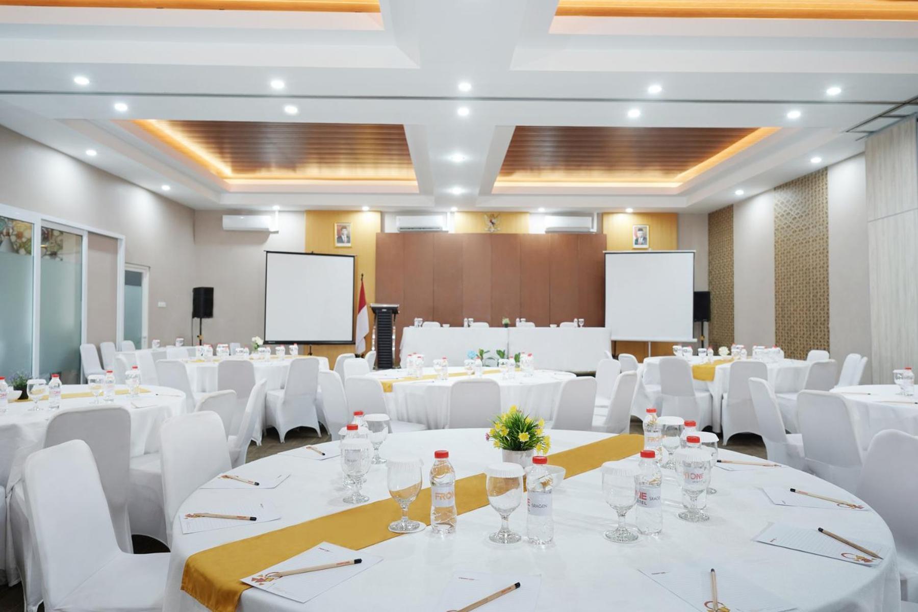 Front One Hotel Sragen 外观 照片