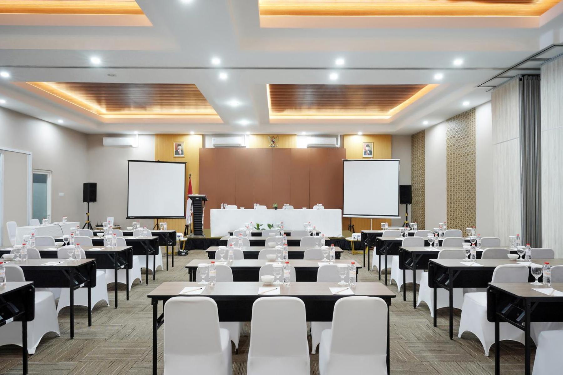 Front One Hotel Sragen 外观 照片