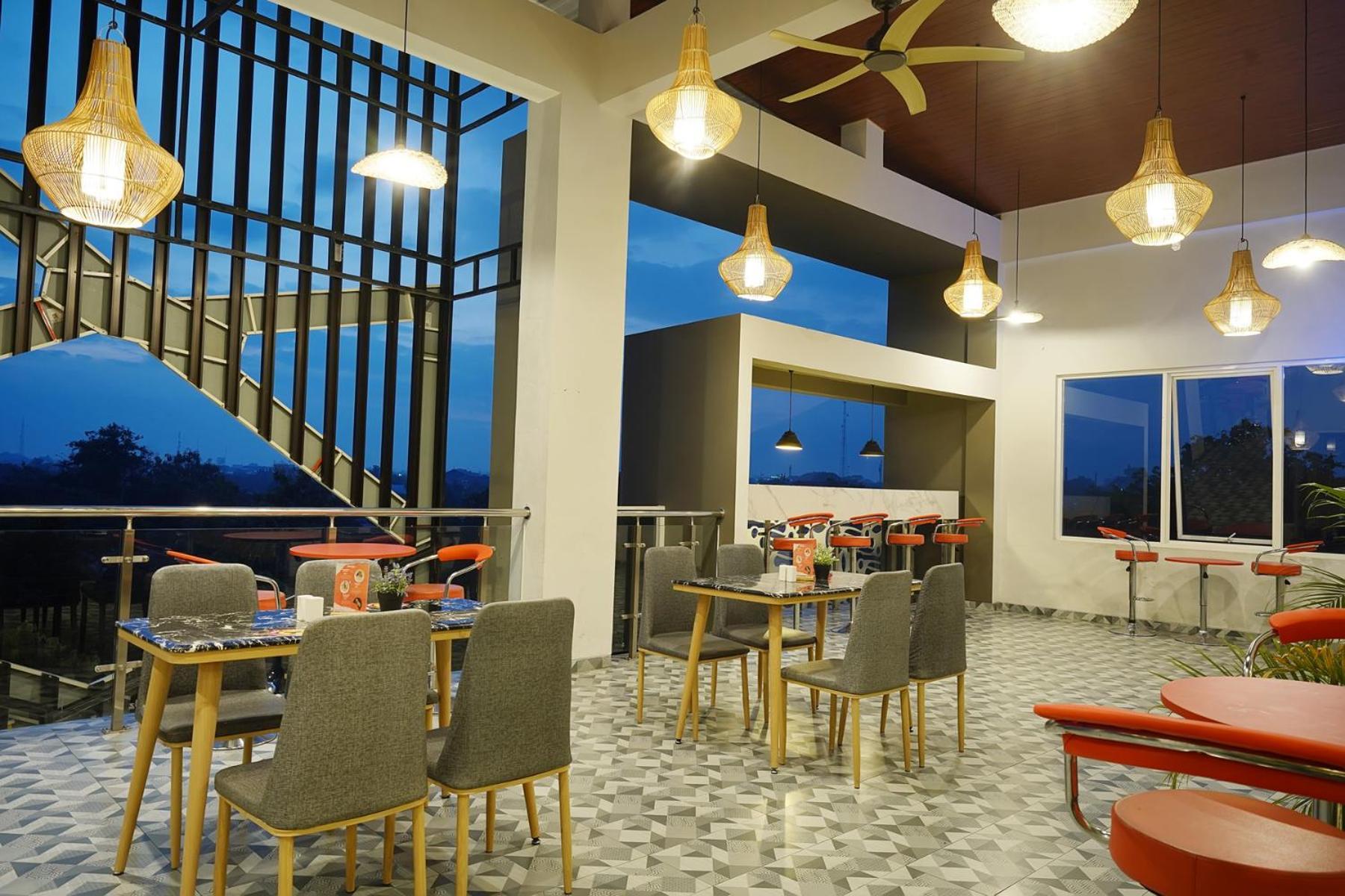 Front One Hotel Sragen 外观 照片