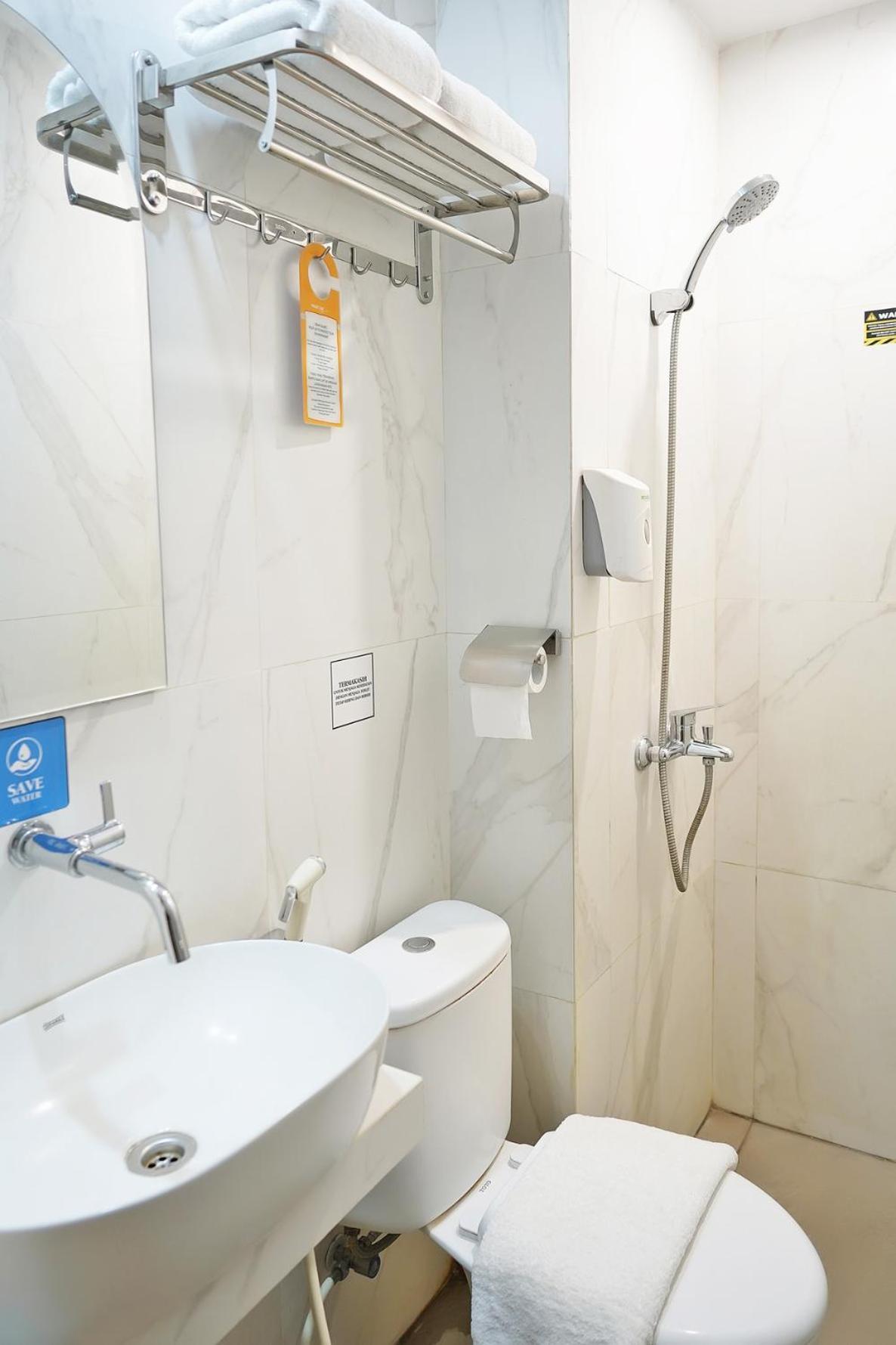 Front One Hotel Sragen 外观 照片